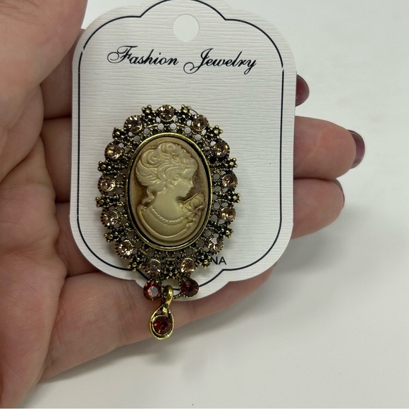 Vintage Style Victorian Lady Cameo Brooch Gold Tone Rhinestone Teardrop Tan - Picture 3 of 7